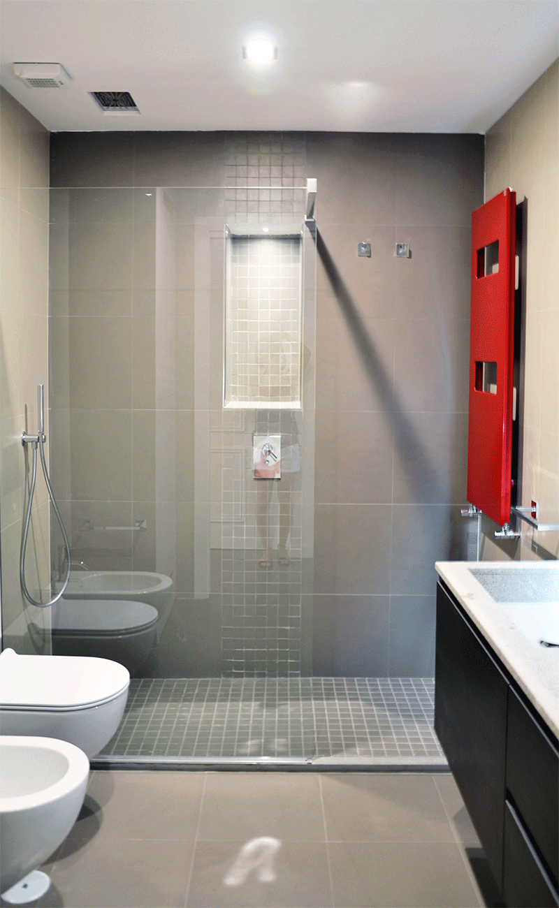 Doccia con soffione a filo controsoffitto